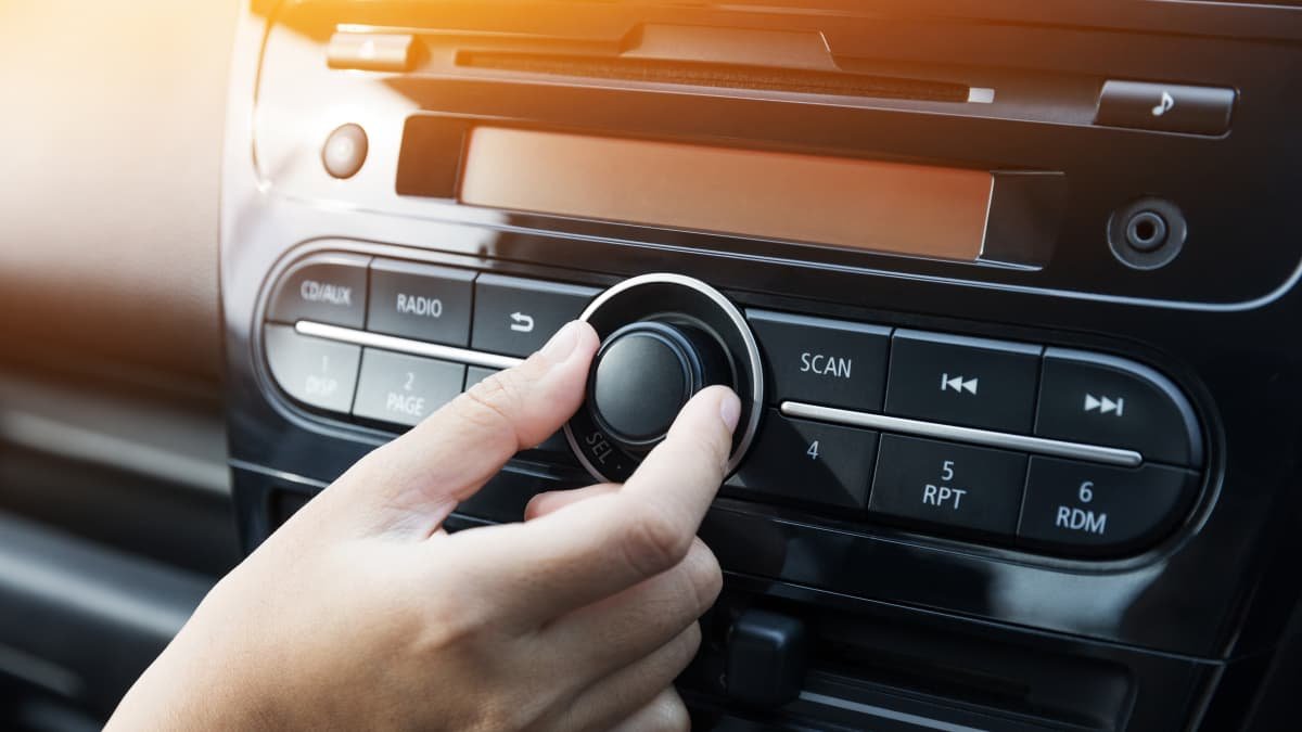 Former Apple design boss calls for physical buttons to return to car interiors-1