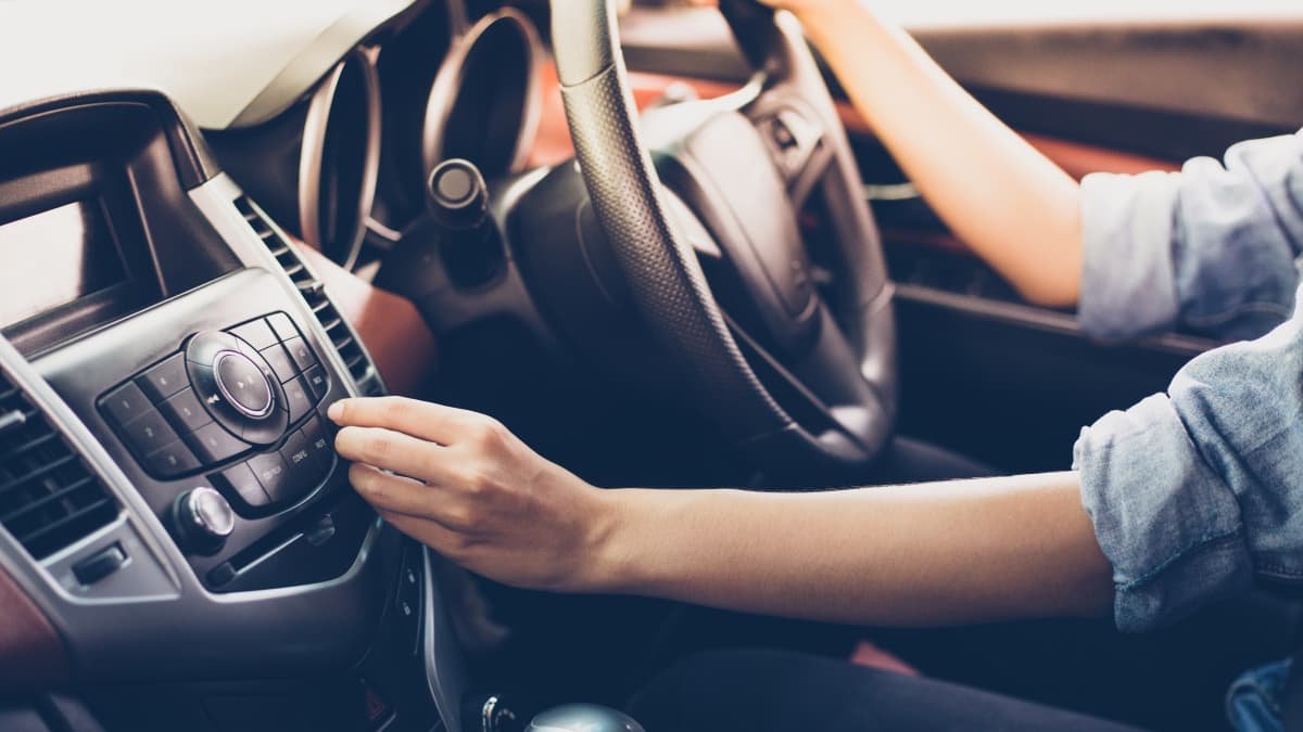 Former Apple design boss calls for physical buttons to return to car interiors-0