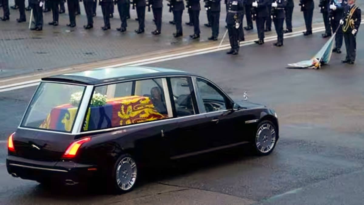 Video: Queen Elizabeth designed her own bespoke Jaguar XJ hearse-0