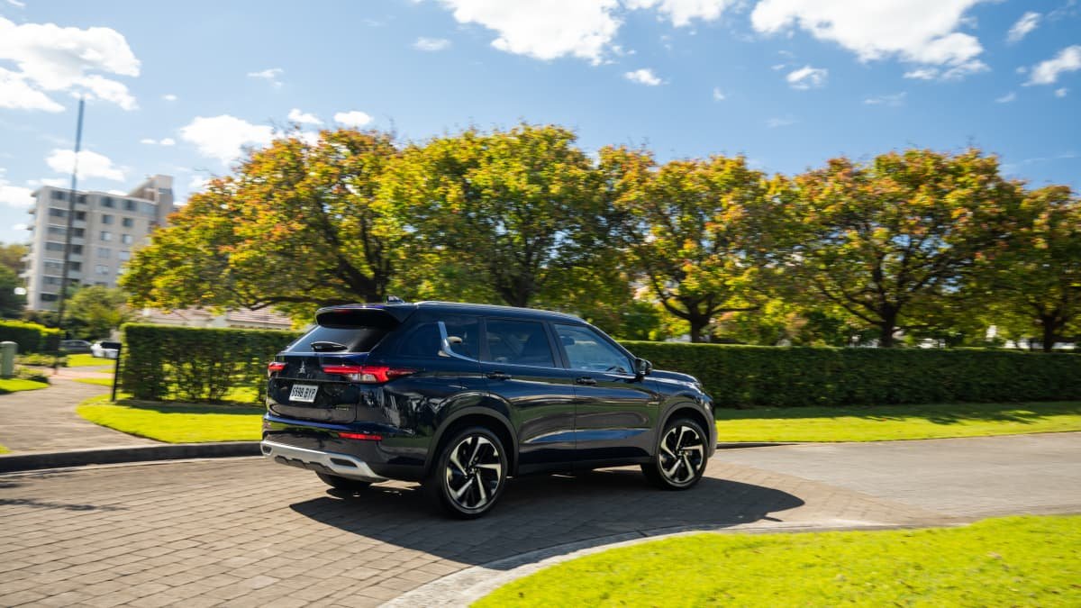 Should I buy the new 2022 Mitsubishi Outlander or the old Mitsubishi Outlander?-1
