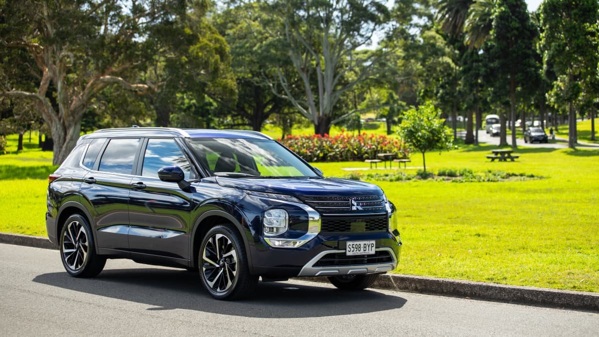 Should I buy the new 2022 Mitsubishi Outlander or the old Mitsubishi Outlander?-0