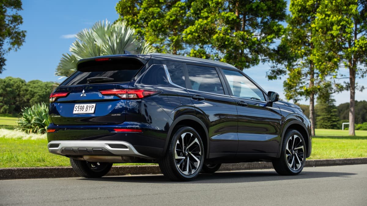 Should I buy the new 2022 Mitsubishi Outlander or the old Mitsubishi Outlander?-1