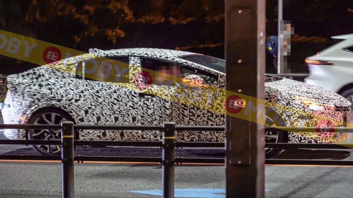 Toyota Prius hybrid not dead yet, spy photos show-0
