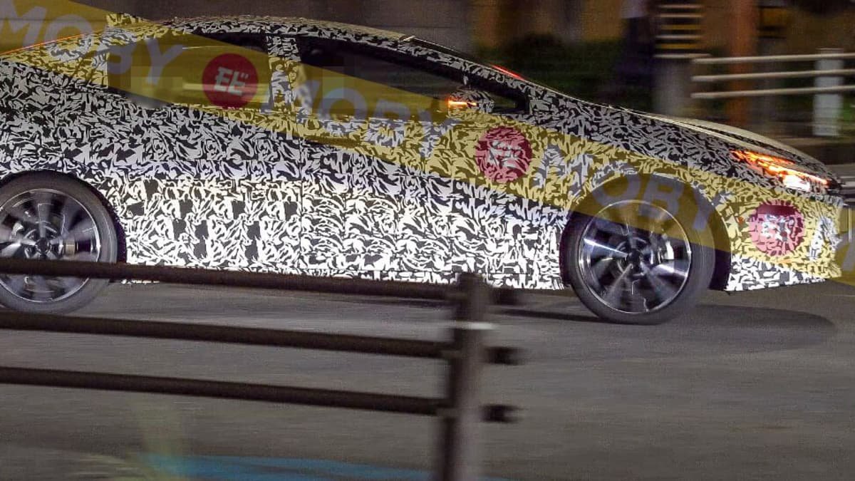 Toyota Prius hybrid not dead yet, spy photos show-0