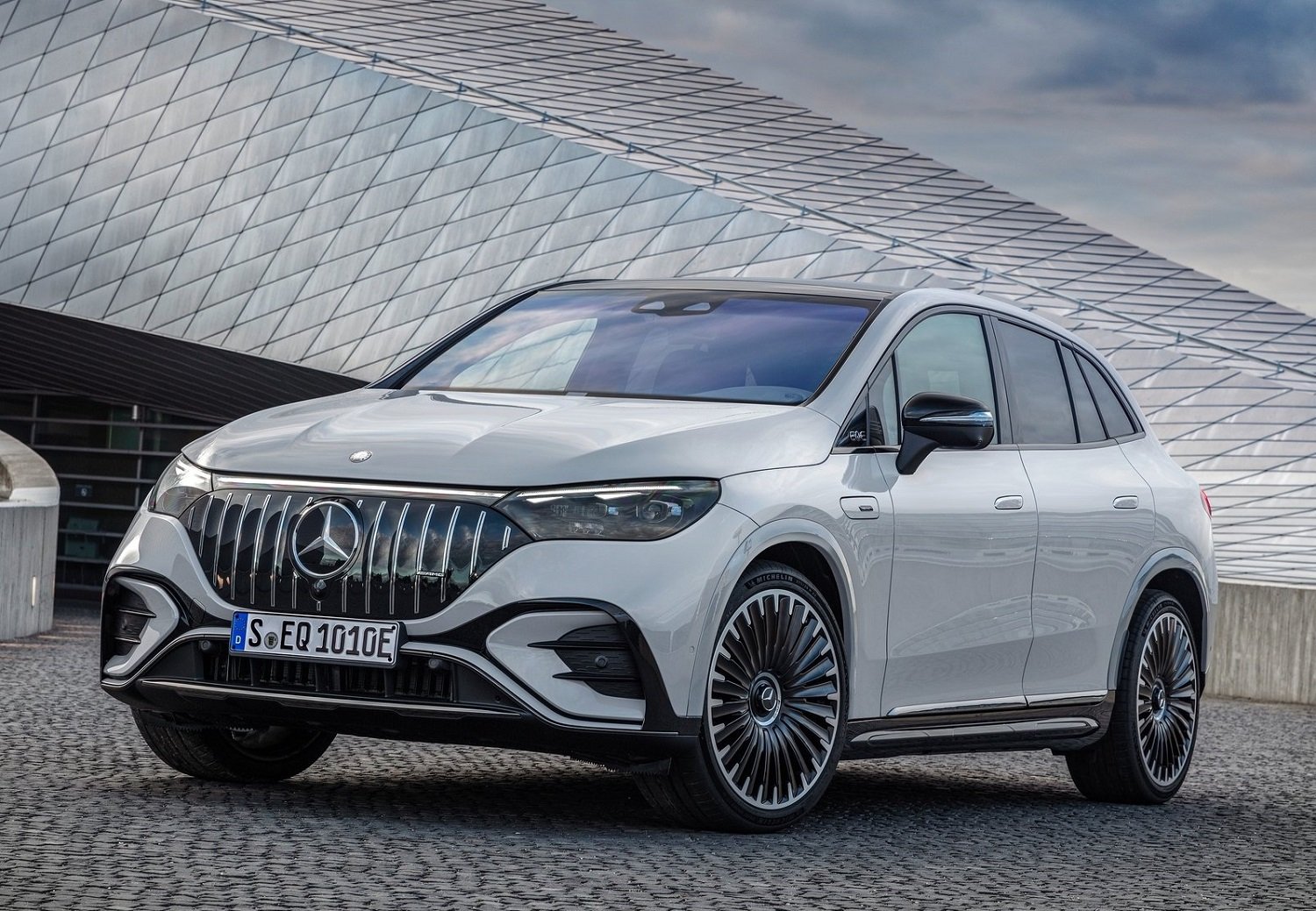 Mercedes-AMG EQE SUV revealed