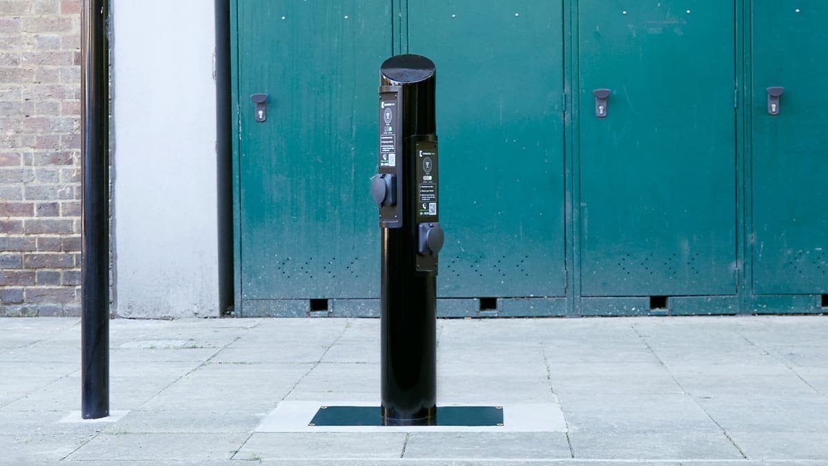 More than 1000 street-side electric-car chargers due by 2025