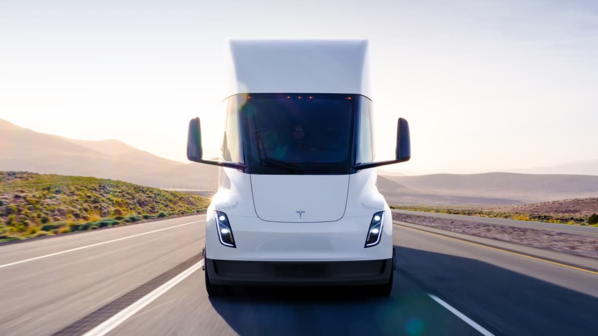 First Tesla Semi truck delivered with 800km driving range, world’s fastest charging