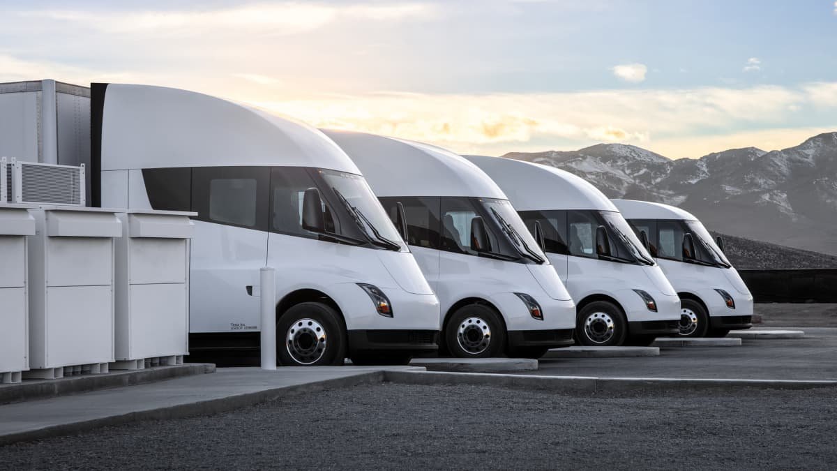 First Tesla Semi truck delivered with 800km driving range, world’s fastest charging