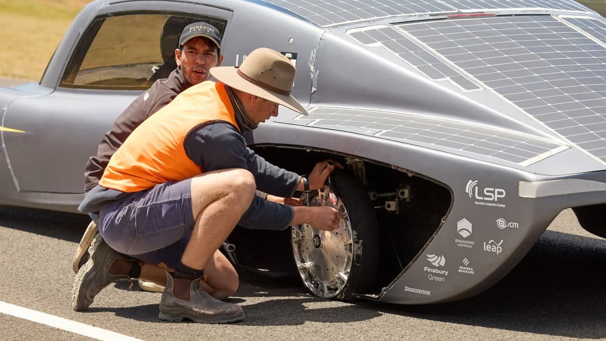 Australian solar-powered electric car drives 1000km on one charge