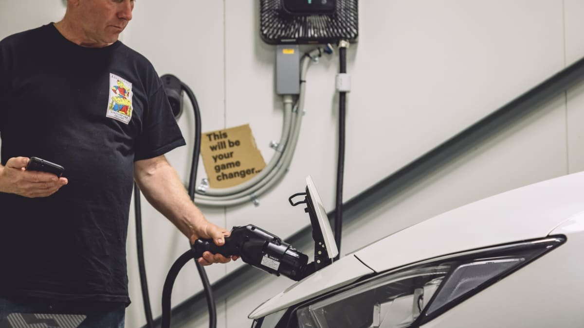 Electric cars to power South Australian homes in new trial