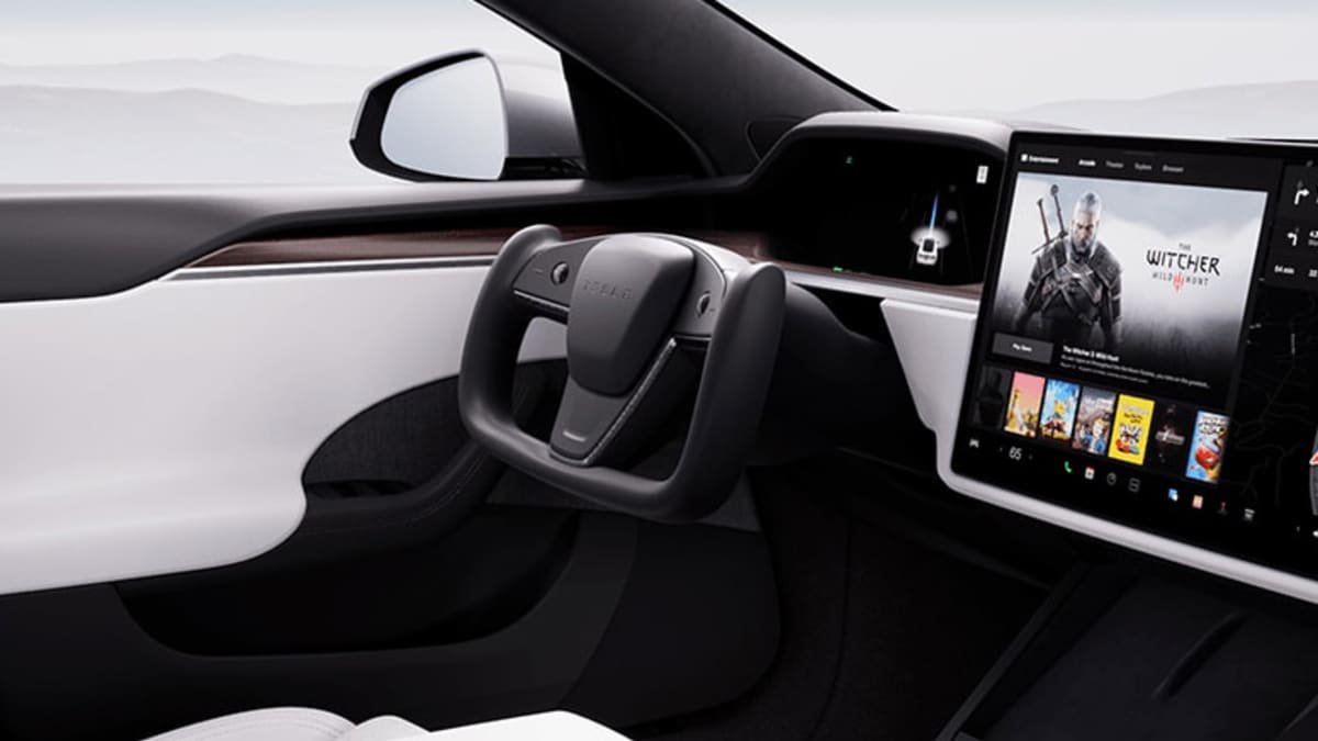 Tesla does U-turn on aircraft-style steering wheel