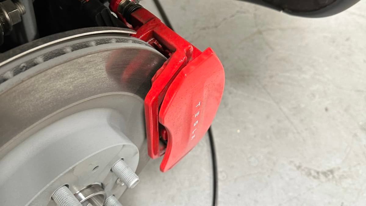 Tesla mounts a plastic brake cover-up