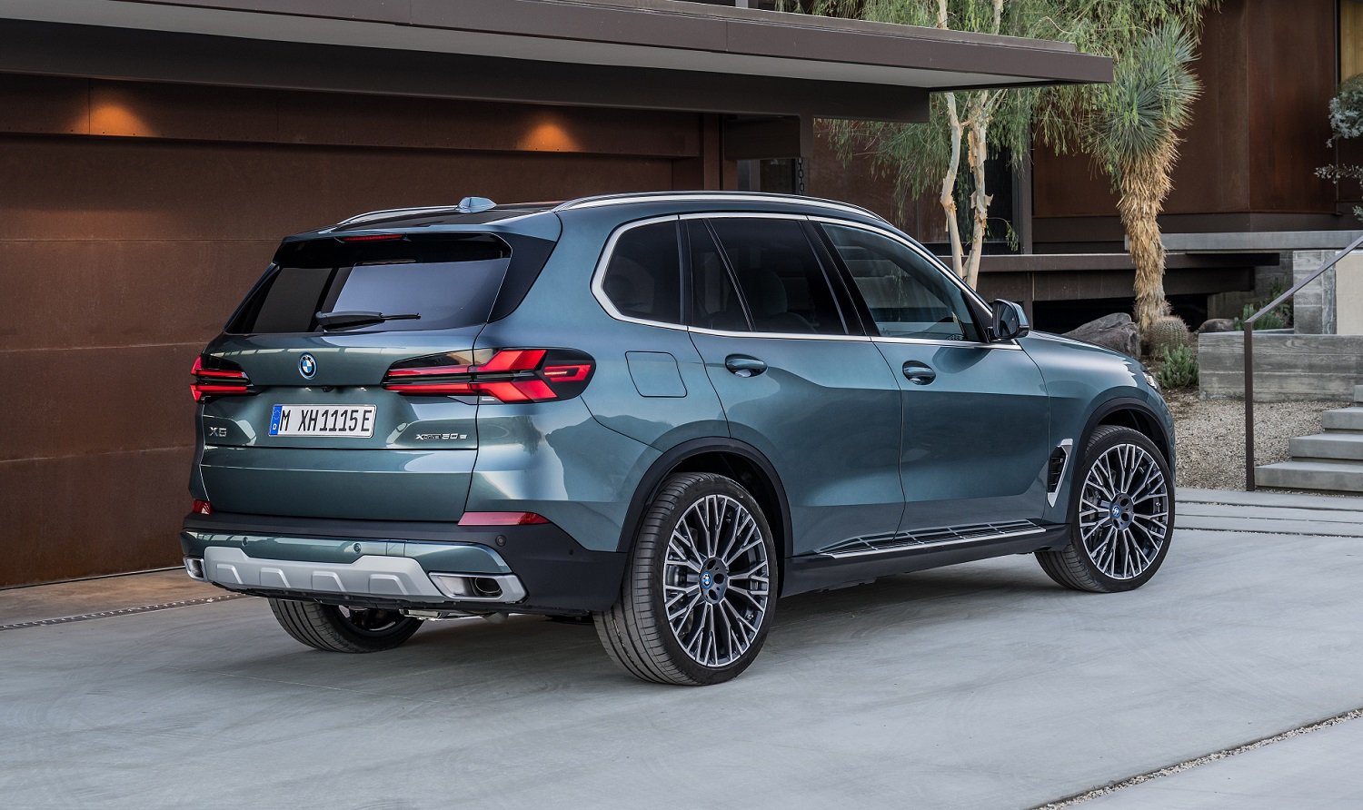 Facelift BMW X5 officially debuts