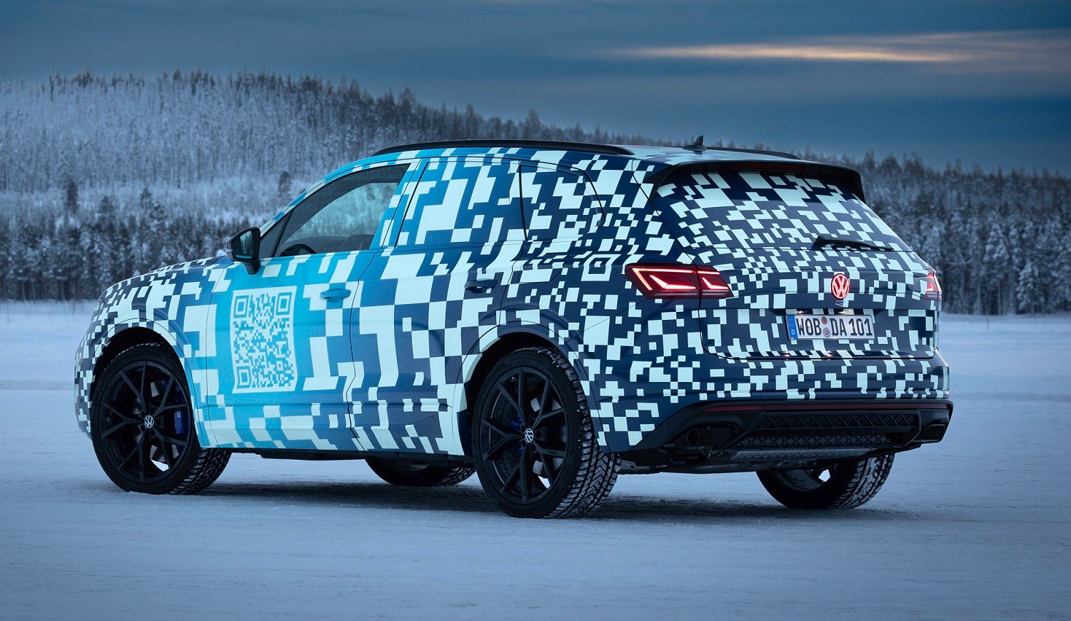 Volkswagen starts teasing facelift Touareg