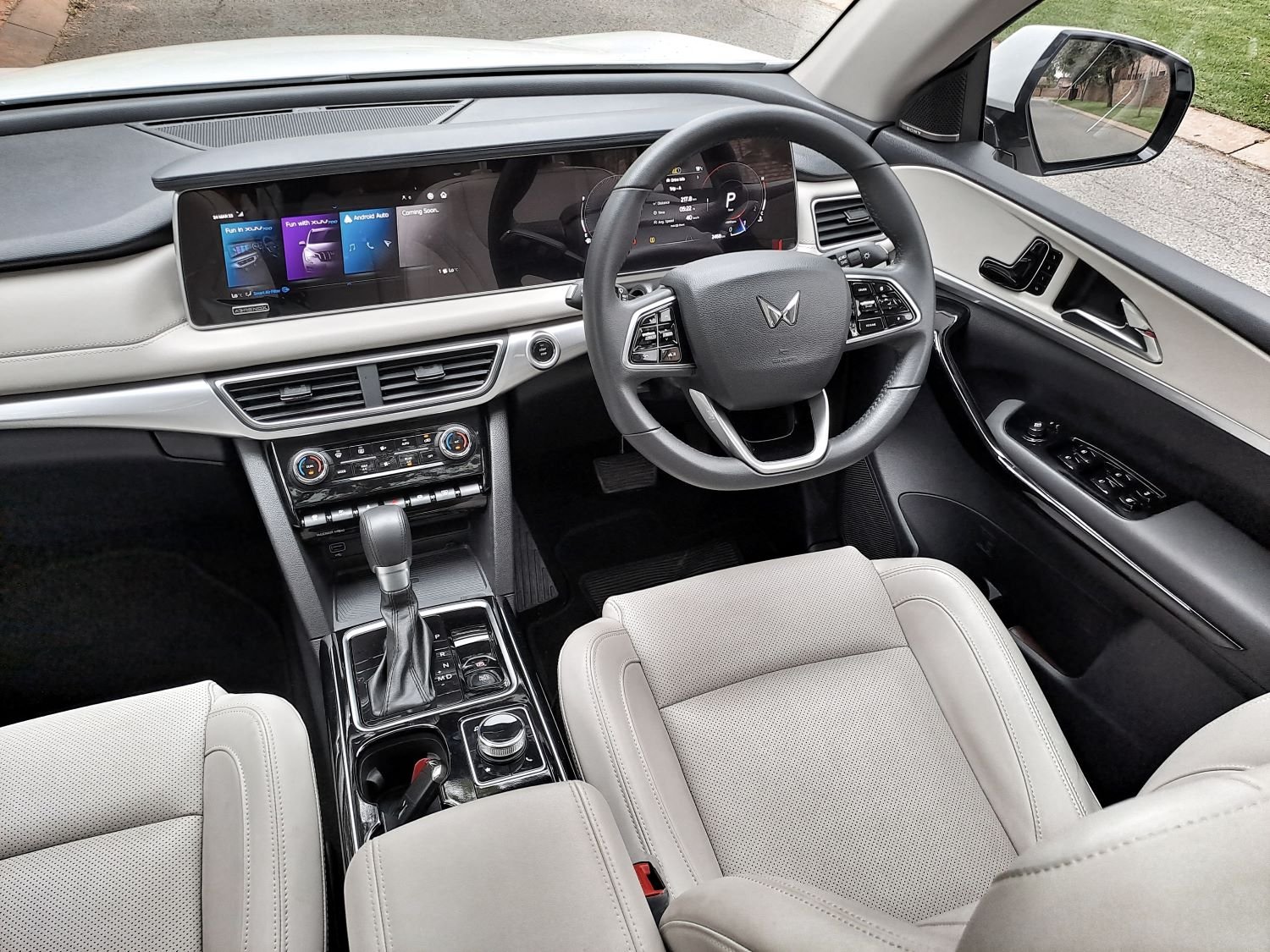 Ma
hindra XUV700 AX7 L