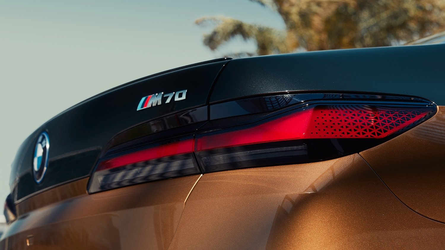 BMW details power crazed new i7 M70 EV