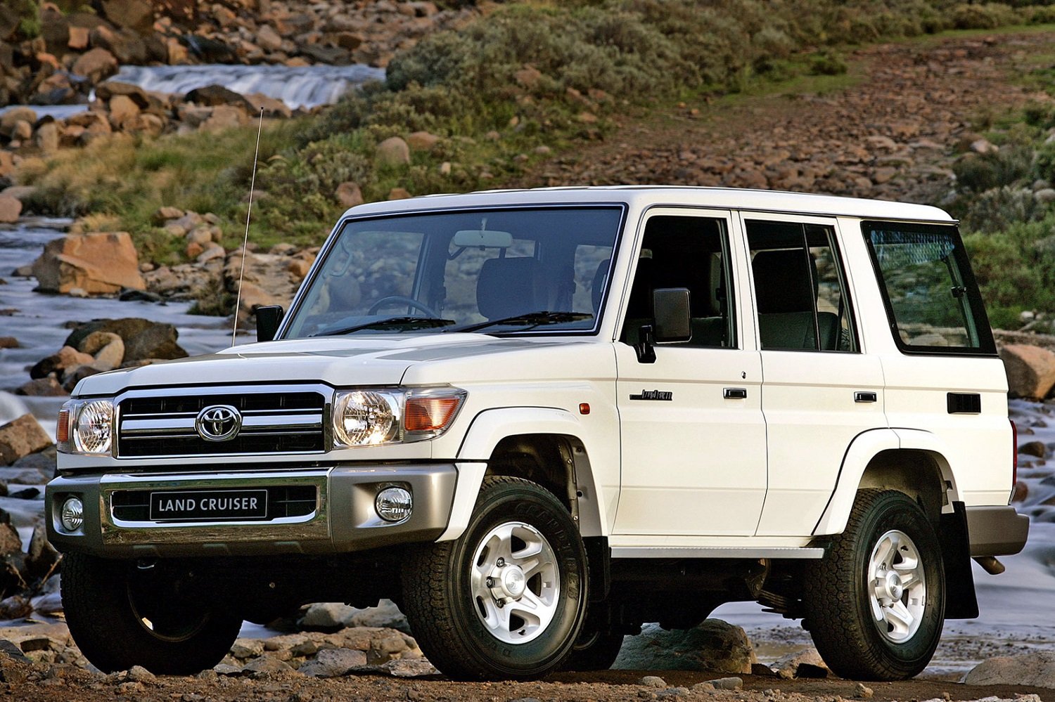 Toyota Land Cruiser 70-series getting four-cylinder engine