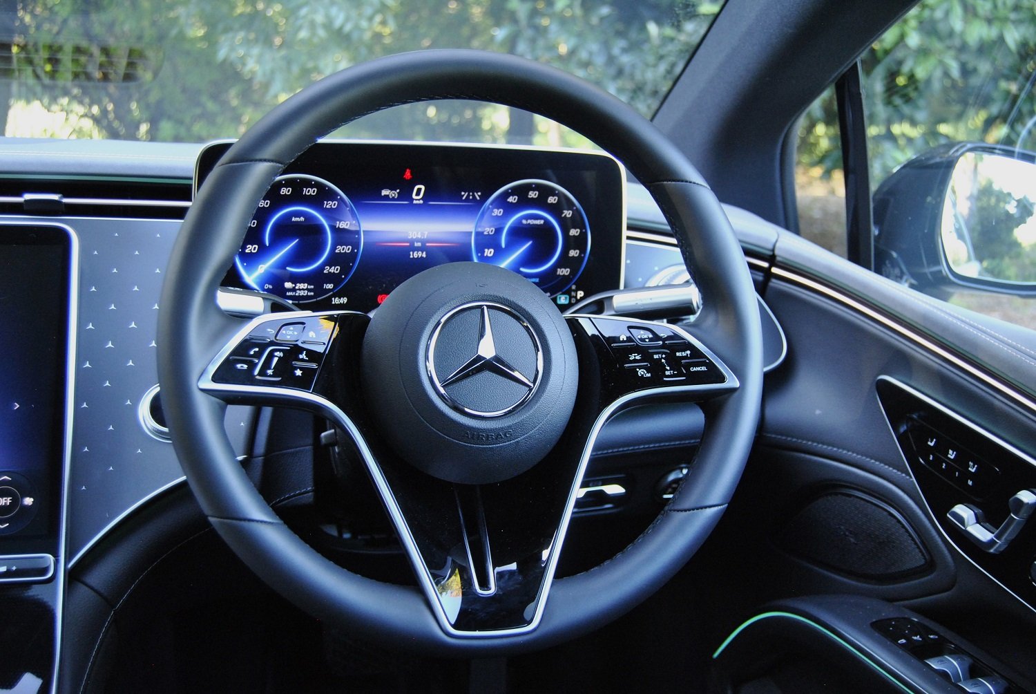 EQS 450+ a modern but also old-school Mercedes