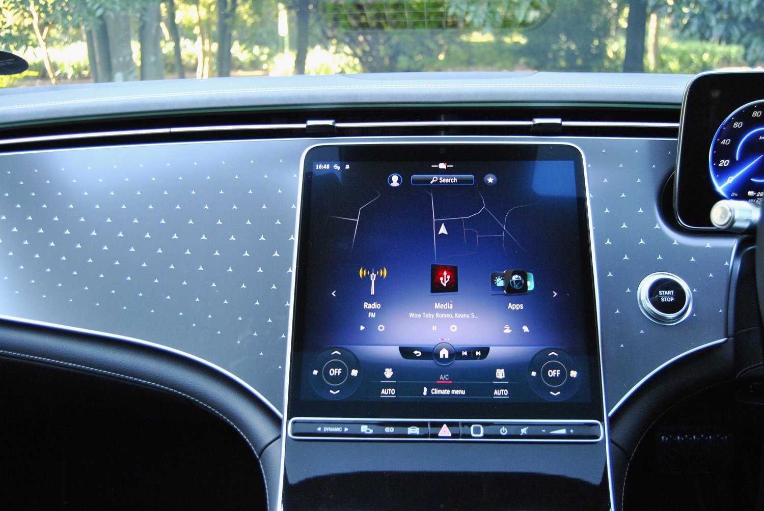 EQS 450+ a modern but also old-school Mercedes