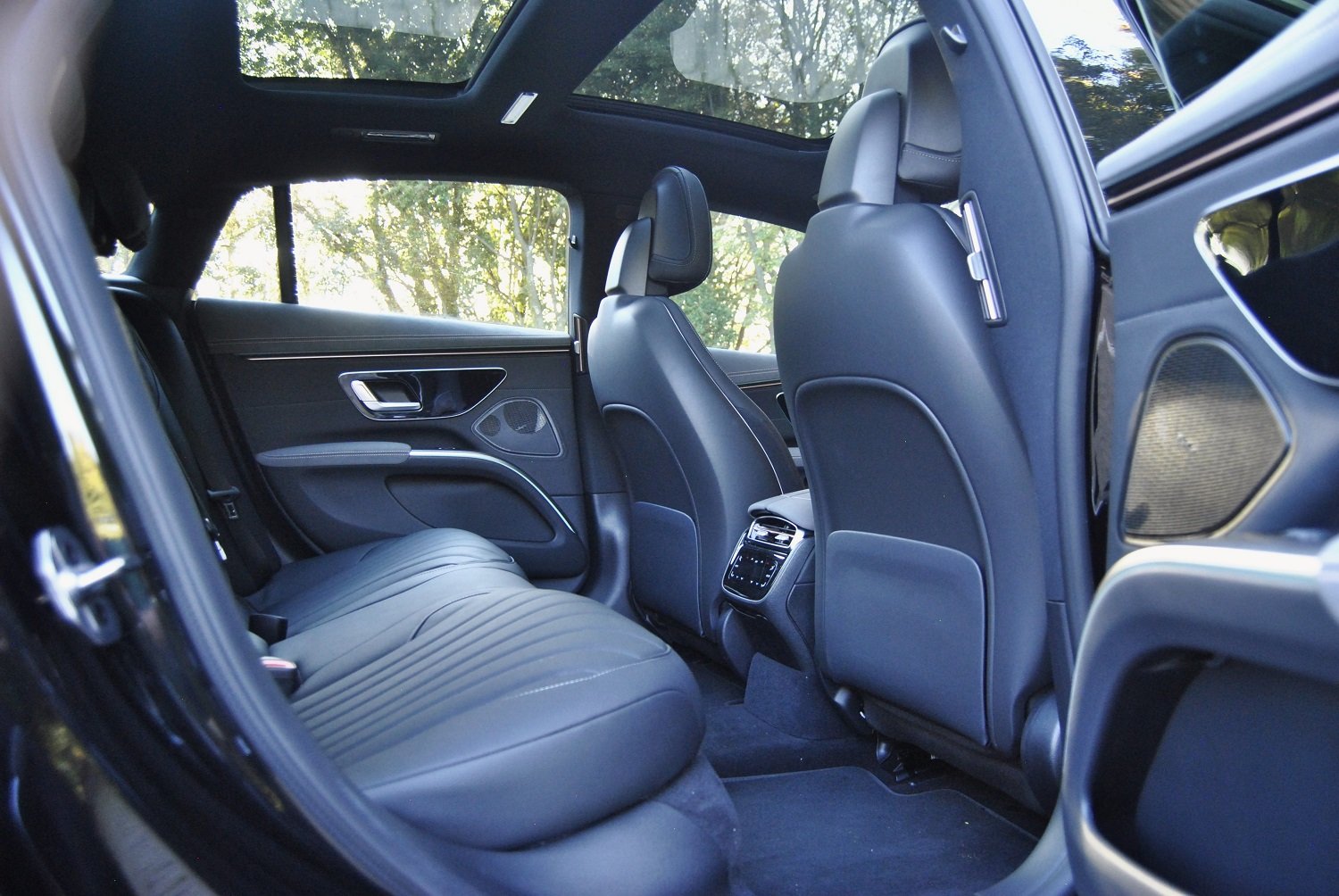 EQS 450+ a modern but also old-school Mercedes