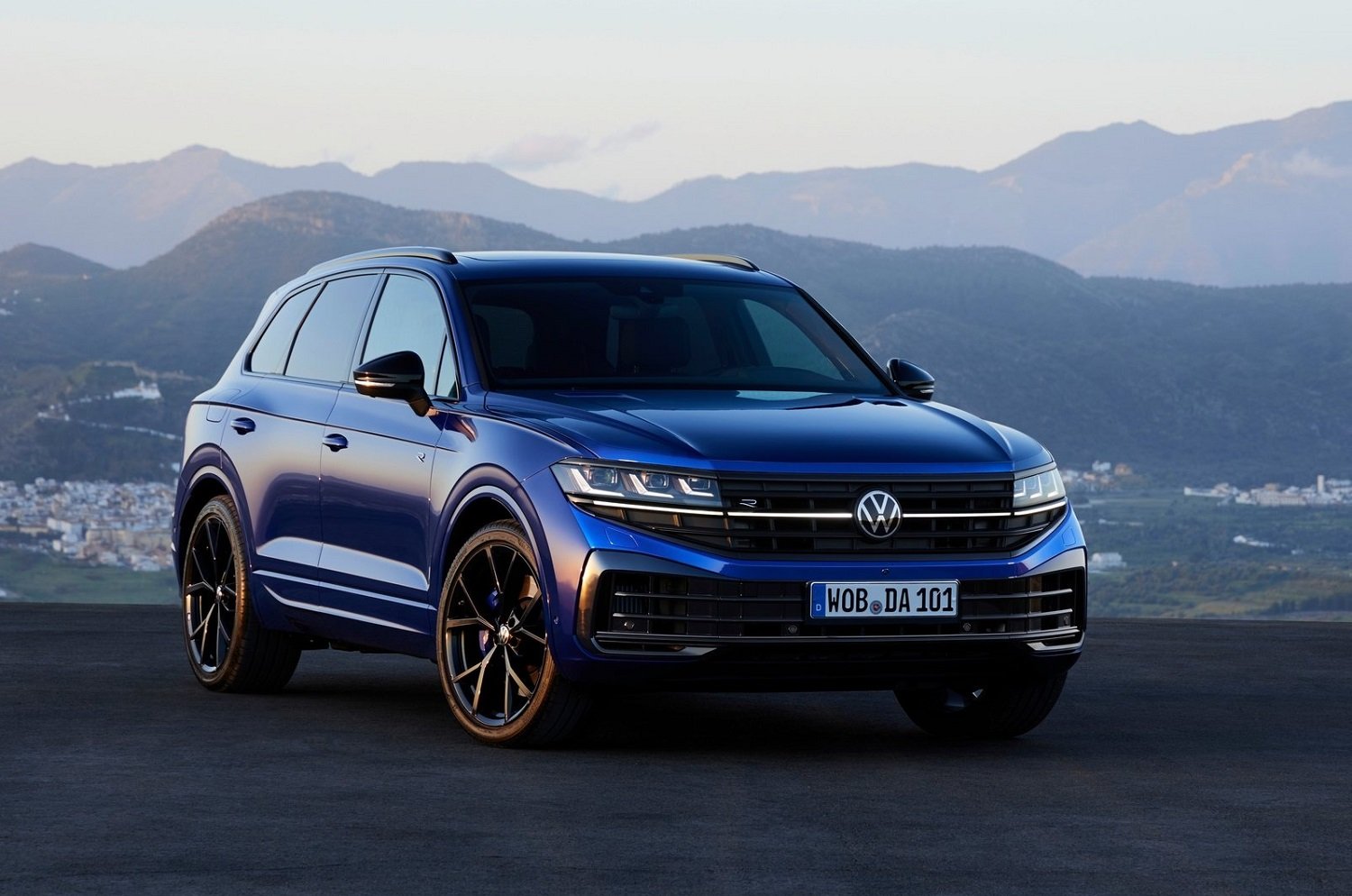 Volkswagen finally debuts updated Touareg