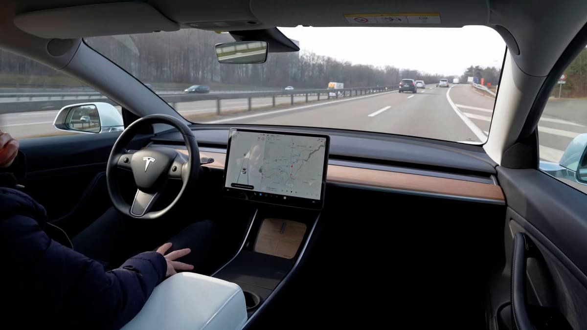 US driver in Tesla ‘Autopilot’ crash which killed two motorists avoids jail time