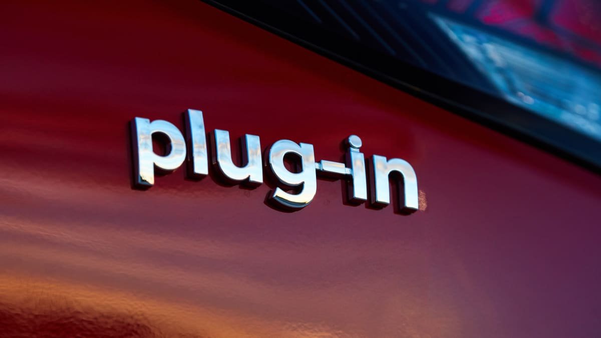 Expired electric-car batteries to threaten Australian environment from 2030, experts warn