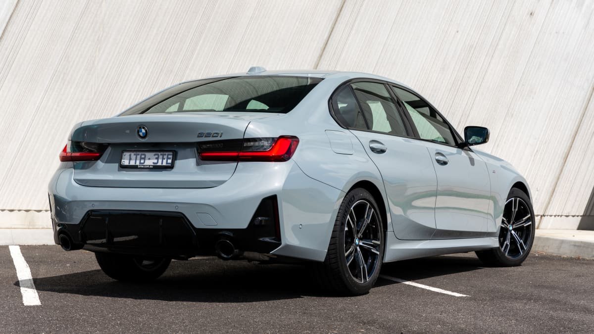 Should I buy a 2023 BMW 320i or a Mercedes-Benz C200?