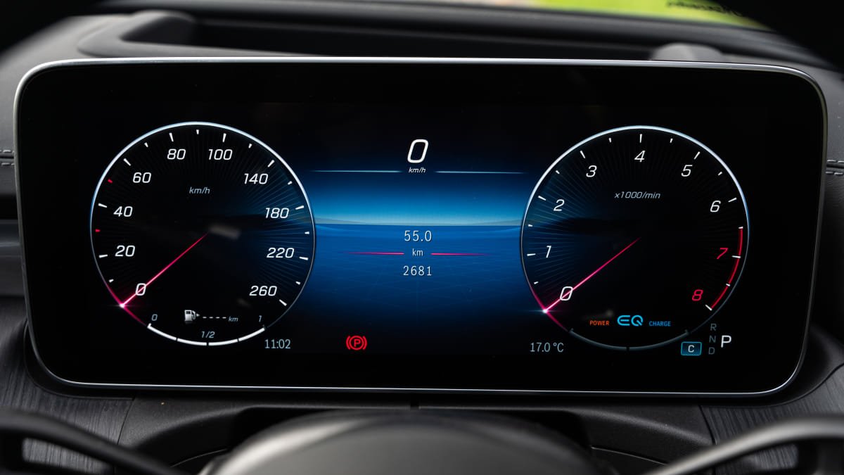 Should I buy a 2023 BMW 320i or a Mercedes-Benz C200?