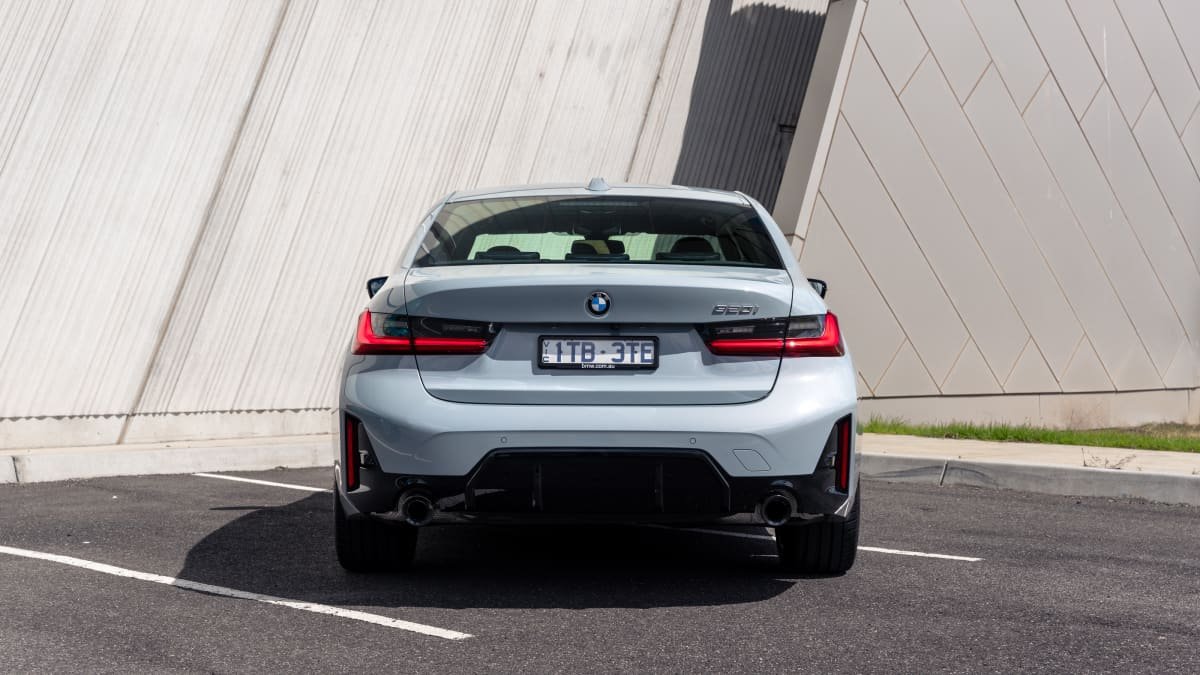 Should I buy a 2023 BMW 320i or a Mercedes-Benz C200?