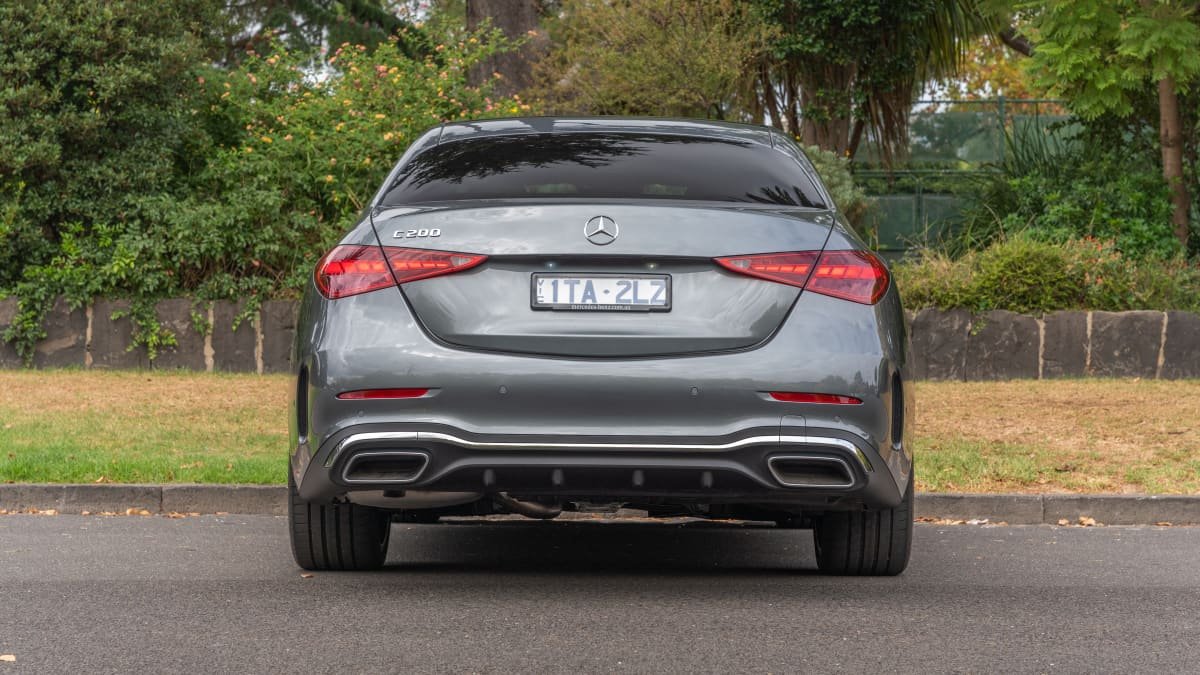 Should I buy a 2023 BMW 320i or a Mercedes-Benz C200?