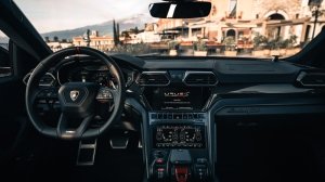 The interior of the Lamborghini Urus S.