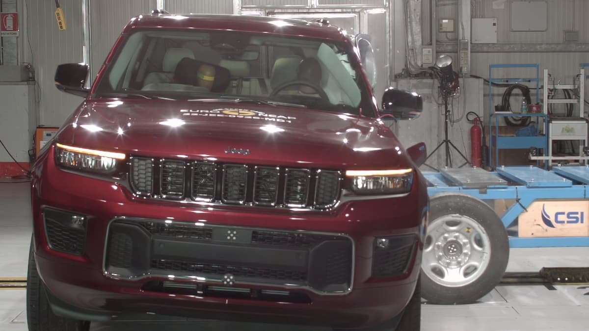 2023 Jeep Grand Cherokee V6 five-seater hit with four-star safety rating