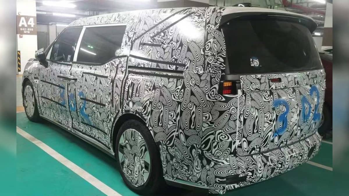 Volvo’s first people mover caught on camera with electric power