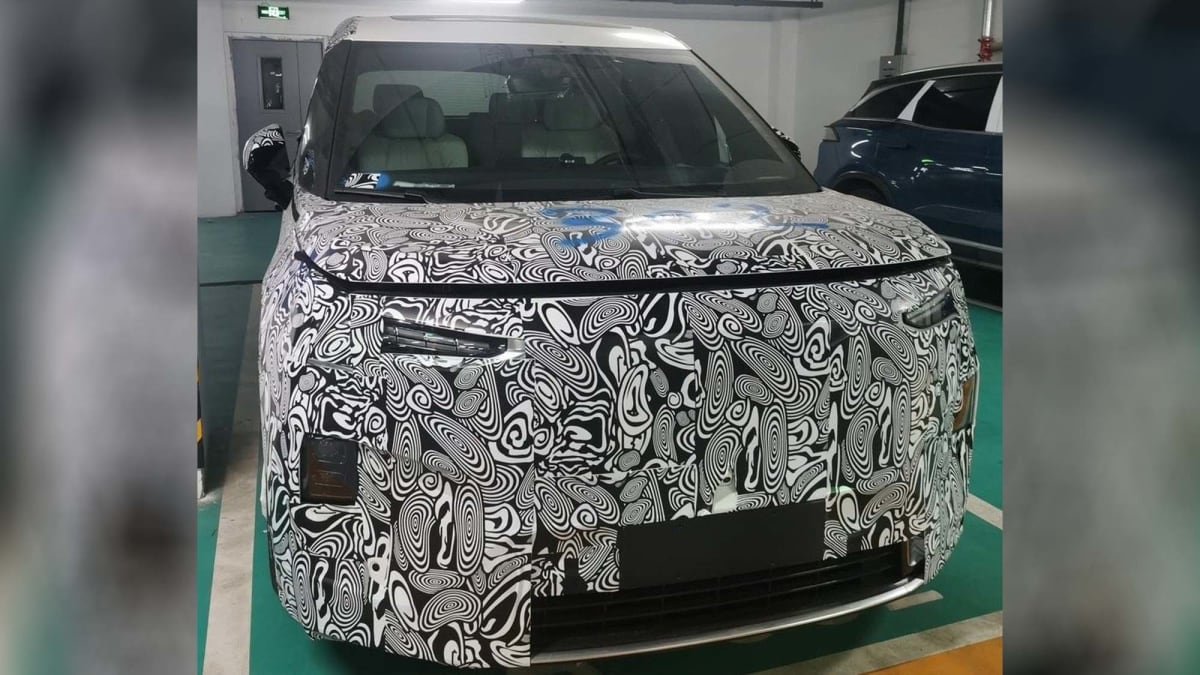 Volvo’s first people mover caught on camera with electric power