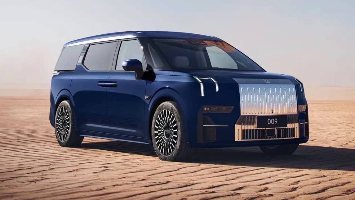 Volvo’s first people mover caught on camera with electric power