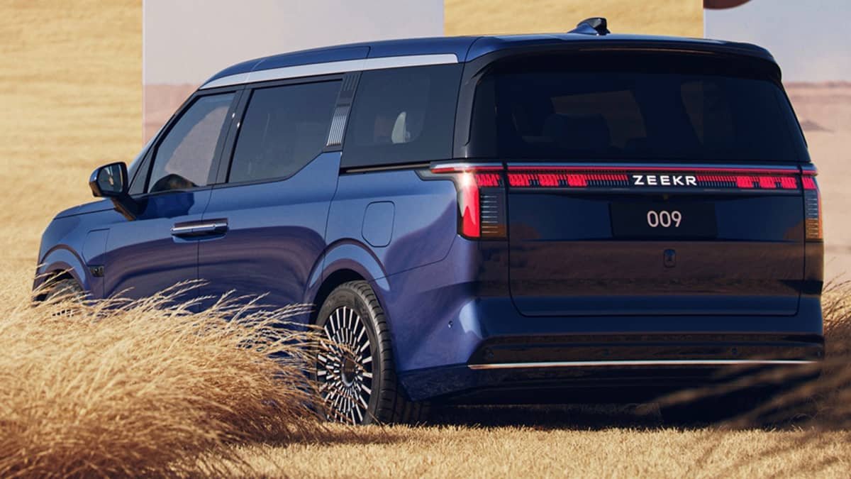 Volvo’s first people mover caught on camera with electric power