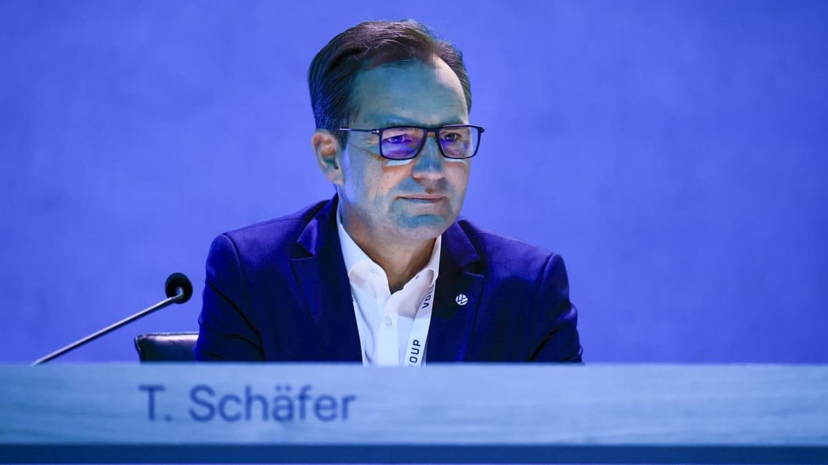 Volkswagen CEO tells managers “the roof is on fire”