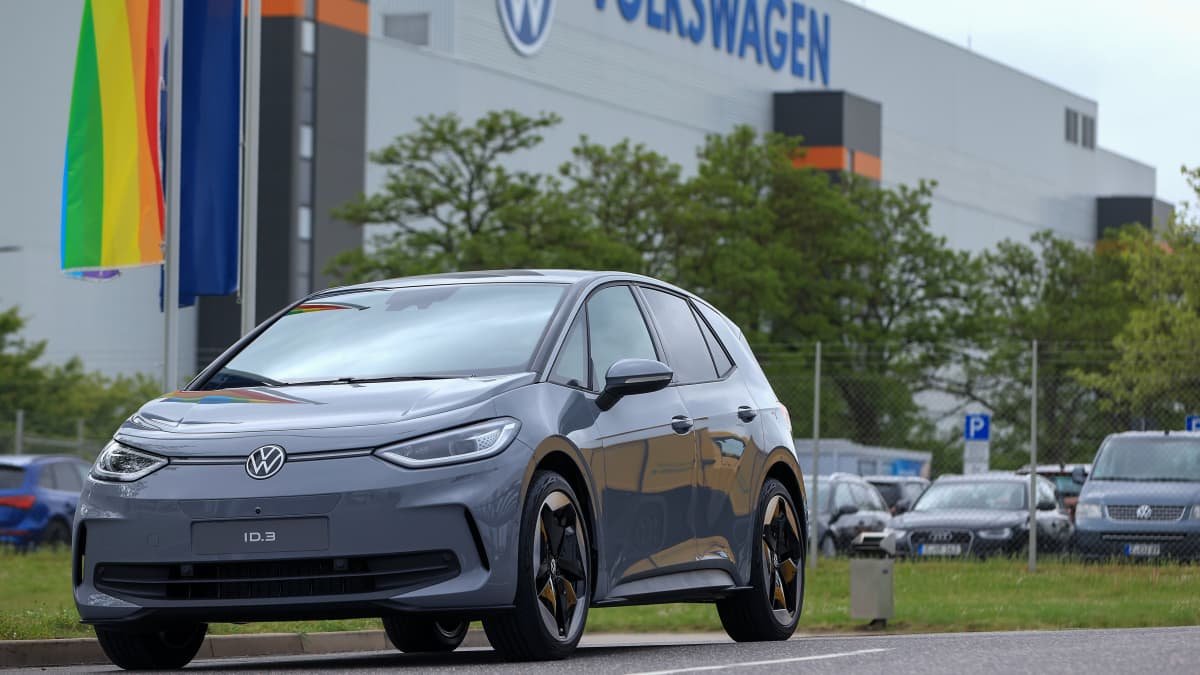 Volkswagen CEO tells managers “the roof is on fire”