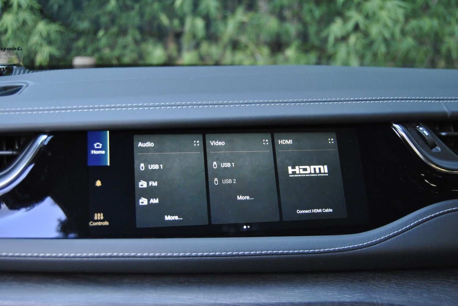 Tech inside the Jeep Grand Cherokee