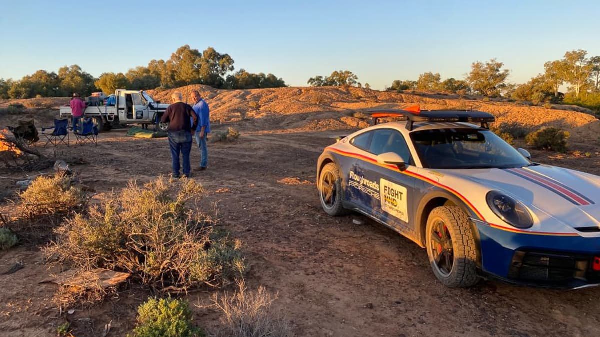 Porsche 911 Dakar crossing Australia’s Simpson Desert to raise money for charity