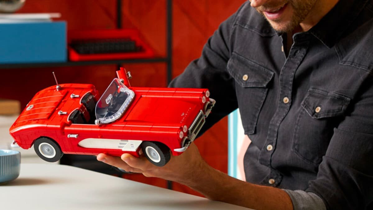 The Vette gets a set: Lego releases classic 1961 Corvette C1 kit
