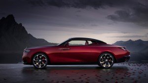 The Rolls-Royce La Rose Noire Droptail shown with the separate roof installed.