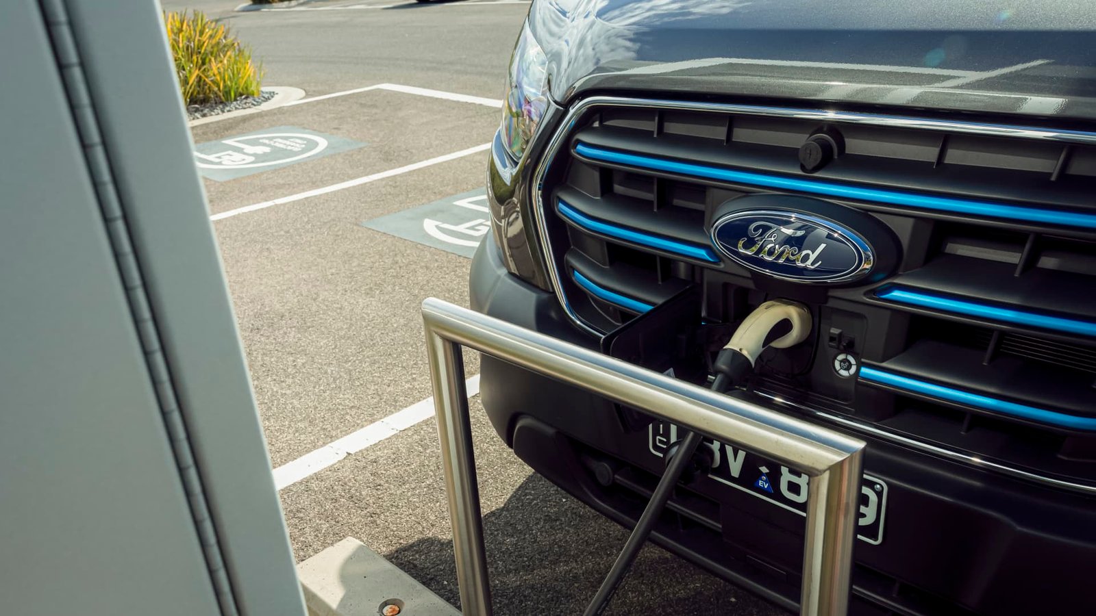 Victorian Ombudsman says electric-car road-user charge should be refunded