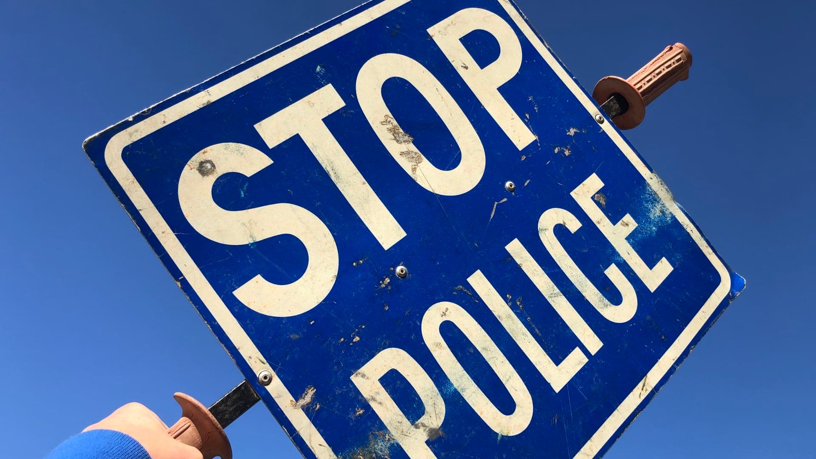 Thief locks himself inside the car he was trying to steal