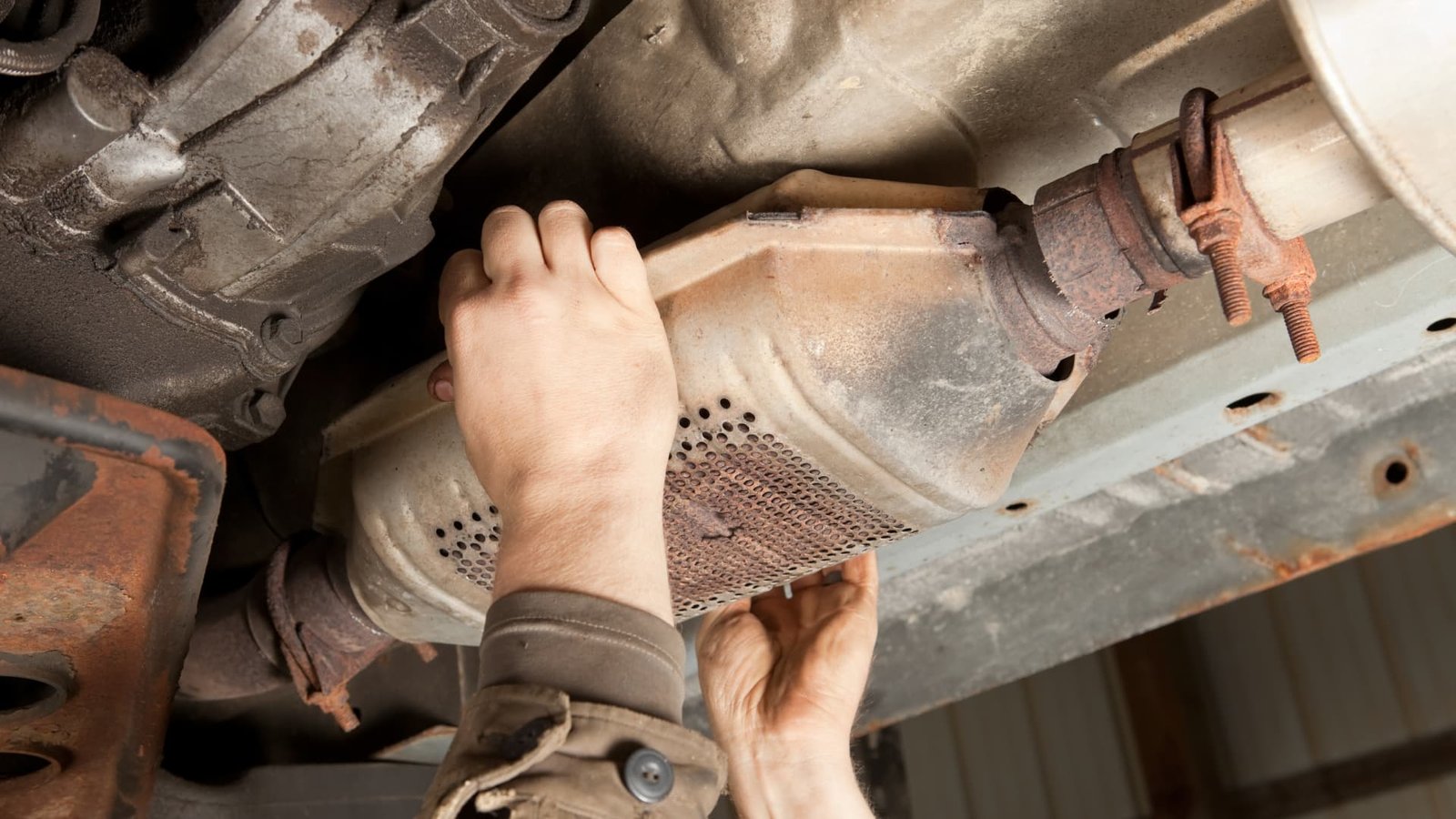 US forklift driver lifts car parts thief to prevent escape