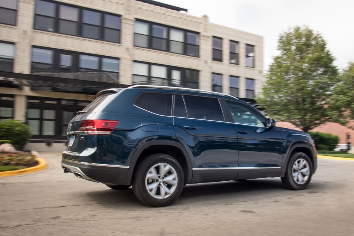 01-volkswagen-atlas-2018-blue--dynamic--exterior--rear-angle.jpg