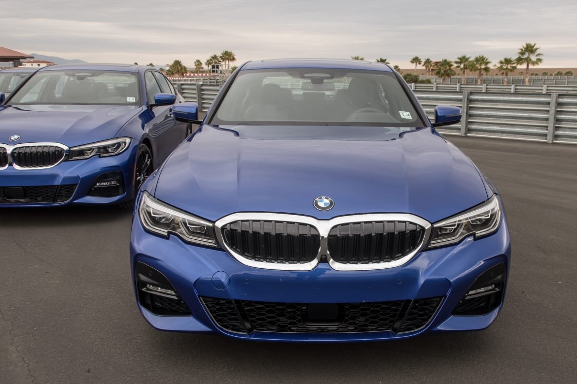 04-bmw-330i-2019-blue--exterior--front--grille--track.jpg