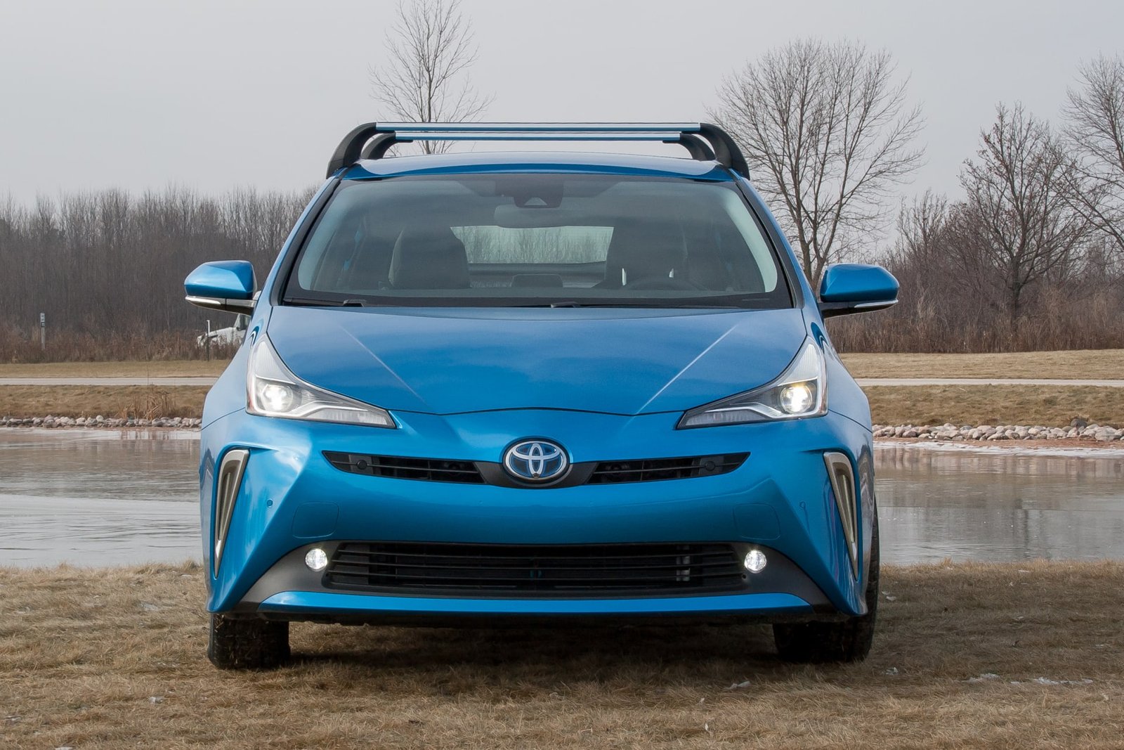 15-toyota-prius-2019-blue--exterior--front--off-road--snow.jpg