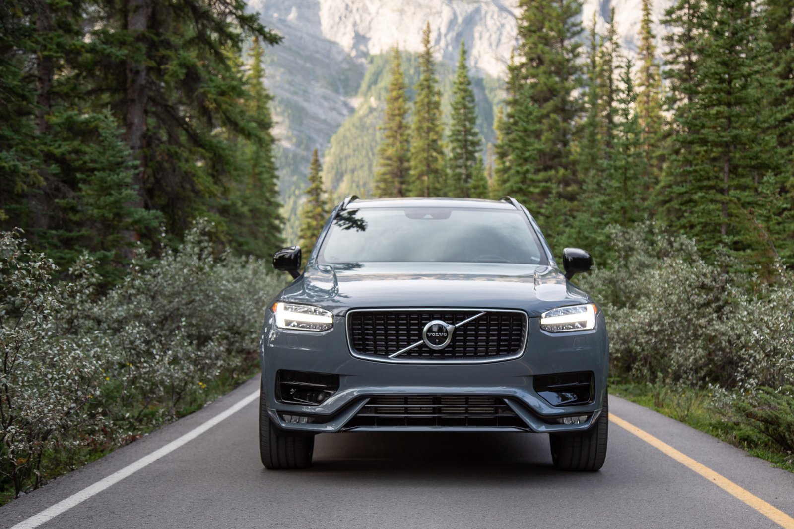 volvo-xc90-t6-r-design-2020-02-blue--exterior--front--mountains--trees.jpg
